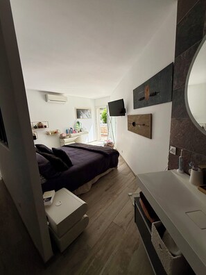 3 bedrooms, desk, iron/ironing board, free WiFi