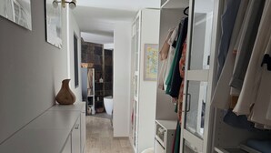 A narrow hallway with a wardrobe, a vase, and a door leading to a bathroom. - Spacious, bright, fully renovated villa in an excellent location. (Istres)