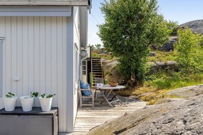 Outdoor dining - Coastal Calmness in Stockevik Skärhamn (Skärhamn)