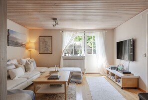 TV, fireplace - Coastal Calmness in Stockevik Skärhamn (Skärhamn)
