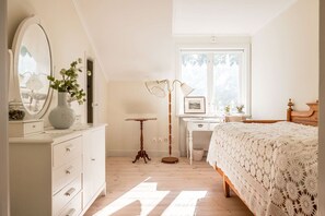 Desk, iron/ironing board, WiFi, bed sheets