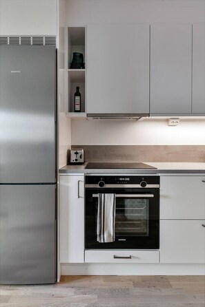Réfrigérateur, micro-ondes, four, plaque de cuisson