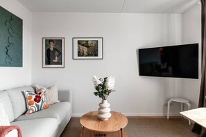 TV - Cosy Urban Home in Stockholm (Älvsjö)