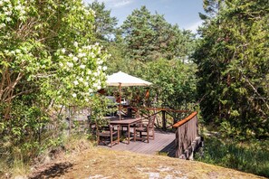 Outdoor dining - Authentic Swedish Family Home in the Archipelago (Stavsnäs)