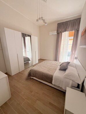 1 bedroom, iron/ironing board, WiFi, bed sheets - Tarantella House (Napoli)
