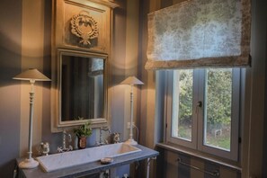 Executive Triple Room, Garden View | Bathroom - Relais di Villa Rossi Danielli (Lazio)