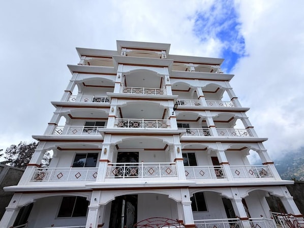 Exterior - Modern 3-bedroom apartment in marvelous Kenscoff neighborhood (Kenscoff)