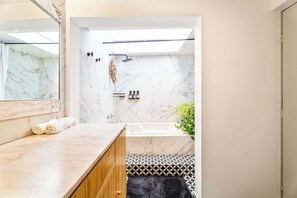 Shower, hair dryer, towels, soap - Private Oasis, Jacuzzi, Hammock, Water Feature (Ciudad de México)