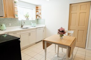 Fridge, microwave, oven, stovetop - Private Lower Level Suite | 5 min walk to SkyTrain station | 20 min to downtown  (Vancouver)