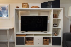 TV connectée, livres, médiathèque, chaîne hi-fi