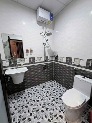 Family Double Room | Bathroom - Sunbeam Village Phong Nha (Bo Trach)