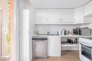 Fridge, microwave, oven, dishwasher - Superb 4-room apartment, terrace just a stone's throw from the sea (Nice)