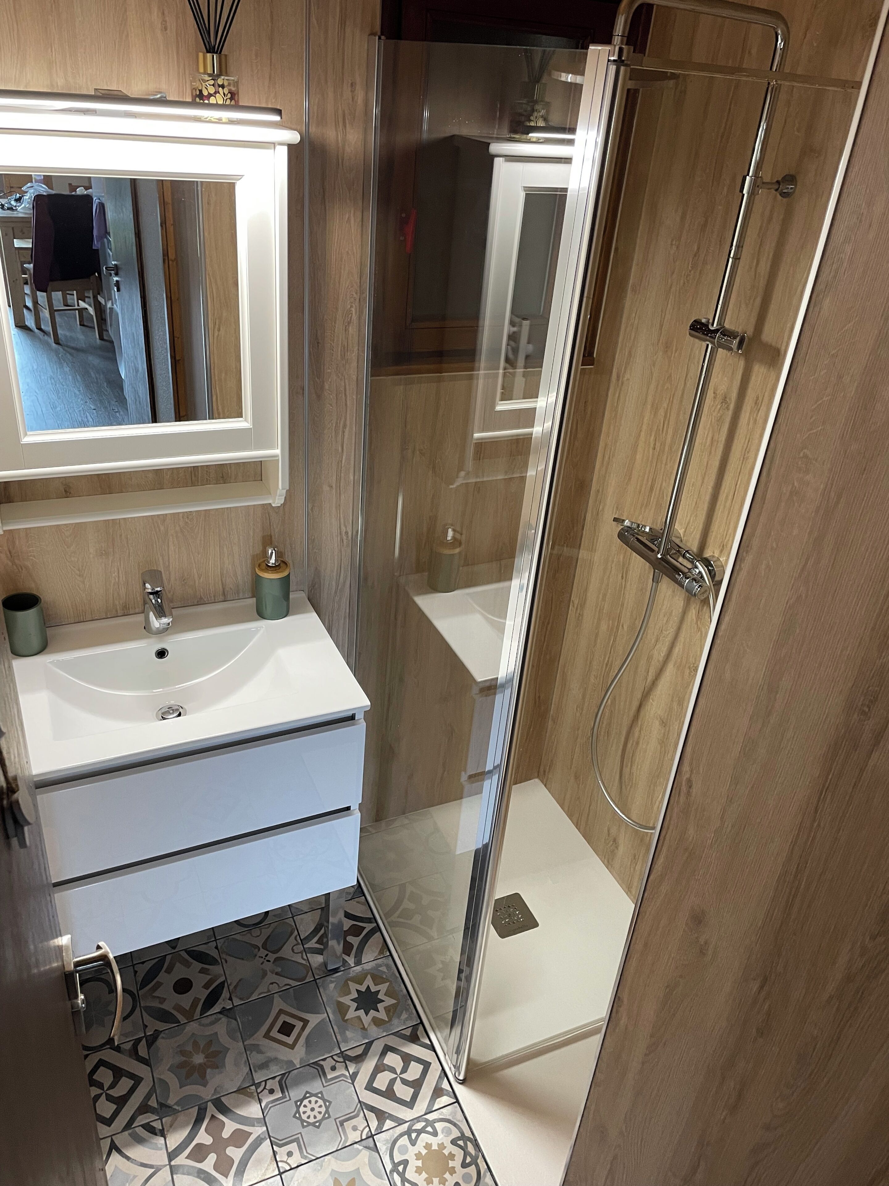 Shower, hair dryer, toilet paper