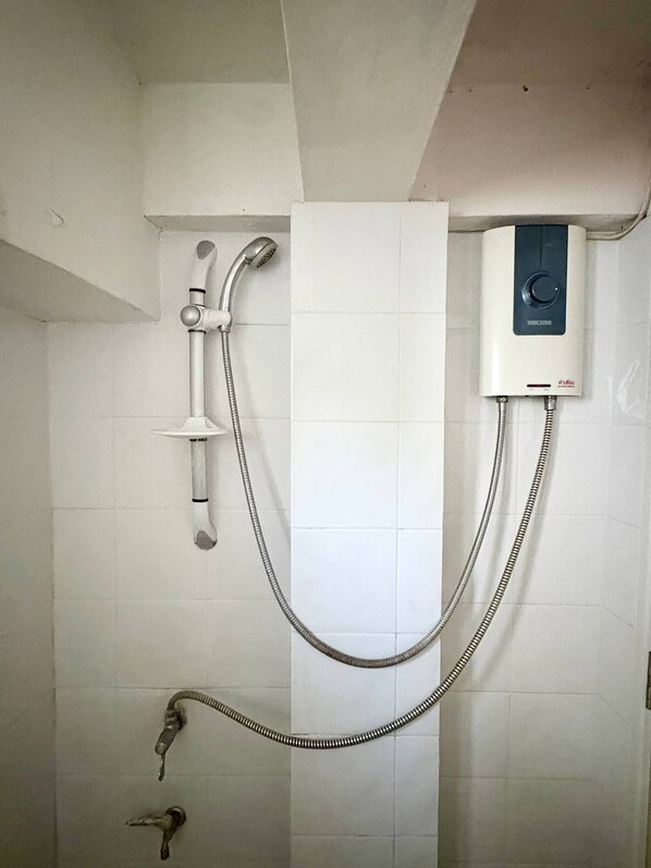 Ducha, artículos de tocador gratuitos, secador de pelo, toallas