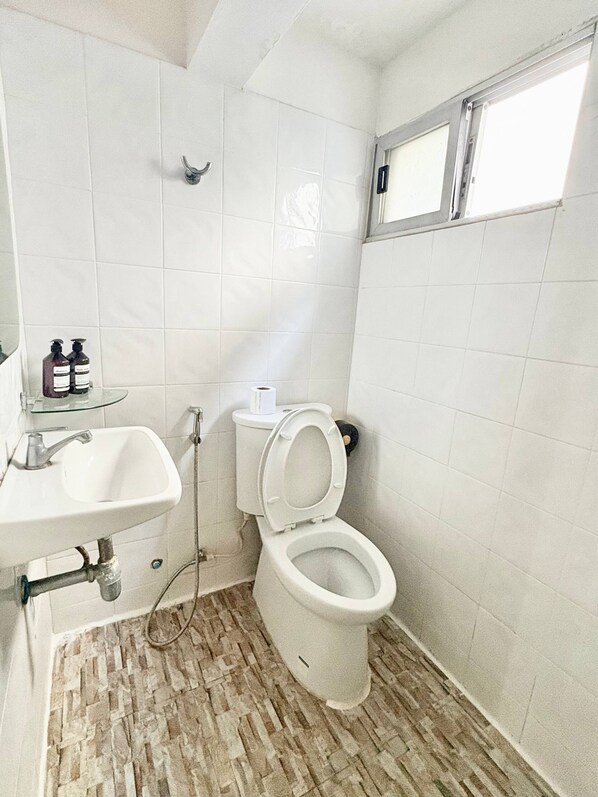 Ducha, artículos de tocador gratuitos, secador de pelo, toallas