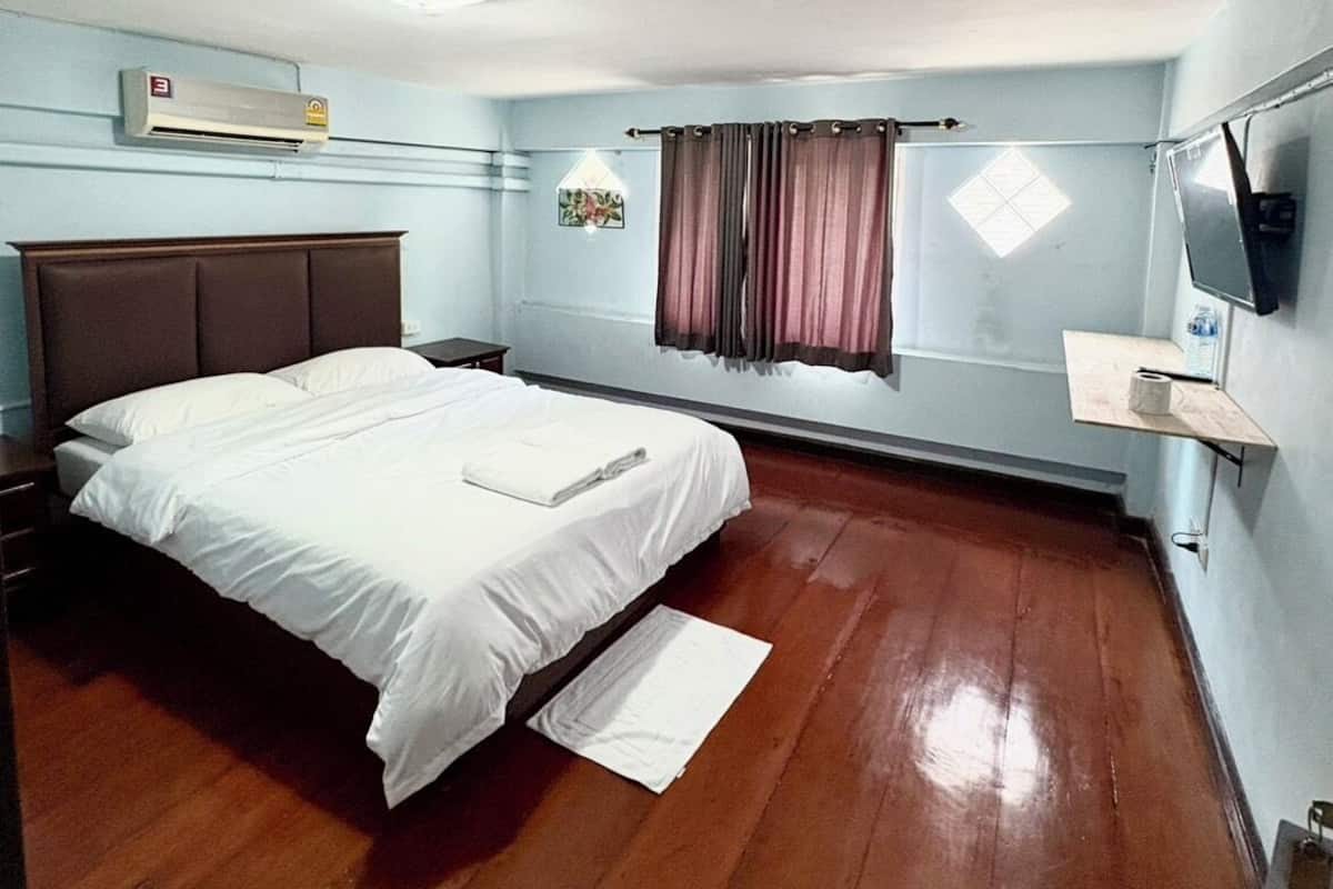Basic Studio, Non Smoking, Housekeeping | Bed sheets