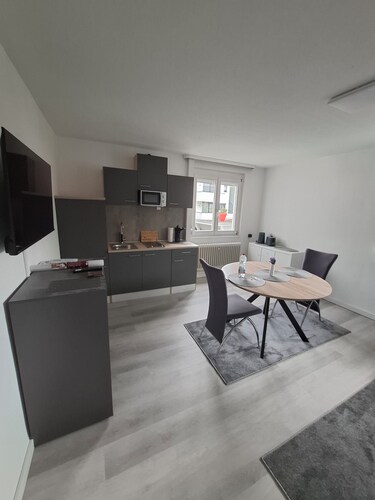 Seesicht & Privatstrand: Moderne Ferienwohnung mit Wallbox in Seenähe