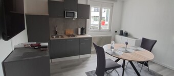 Lake view & private beach: modern vacation apartment with wallbox near the lake