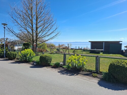 Seesicht & Privatstrand: Moderne Ferienwohnung in Seenähe