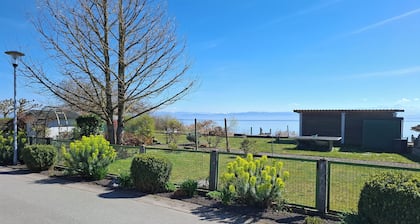 Seesicht & Privatstrand: Moderne Ferienwohnung in Seenähe