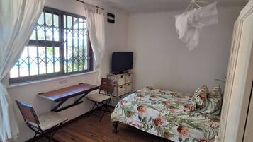 1 bedroom, iron/ironing board, internet, bed sheets