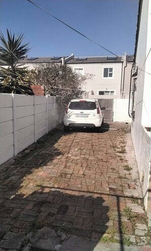 Property grounds - AdventureCapeTown offers Private Room with Pool Access (Cape Town)