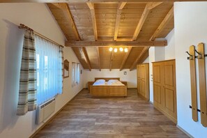 Room - Vrbo Property (Regen)