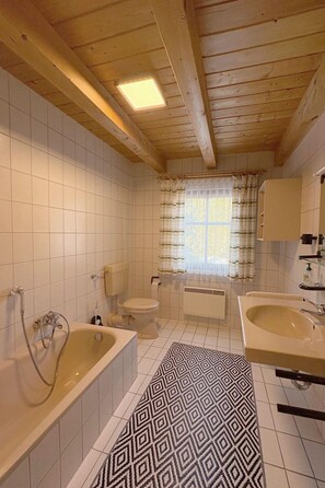 Bathroom - Vrbo Property (Regen)