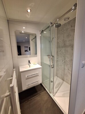 Bathroom - Vrbo Property (Hulshorst)