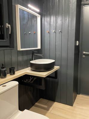 Bathroom - Vrbo Property (Monflanquin)