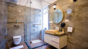 Deluxe Villa, Pool View | Bathroom