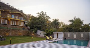 สระว่ายน้ำ