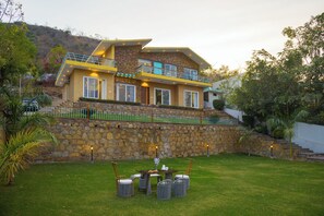 รับประทานอาหารกลางแจ้ง