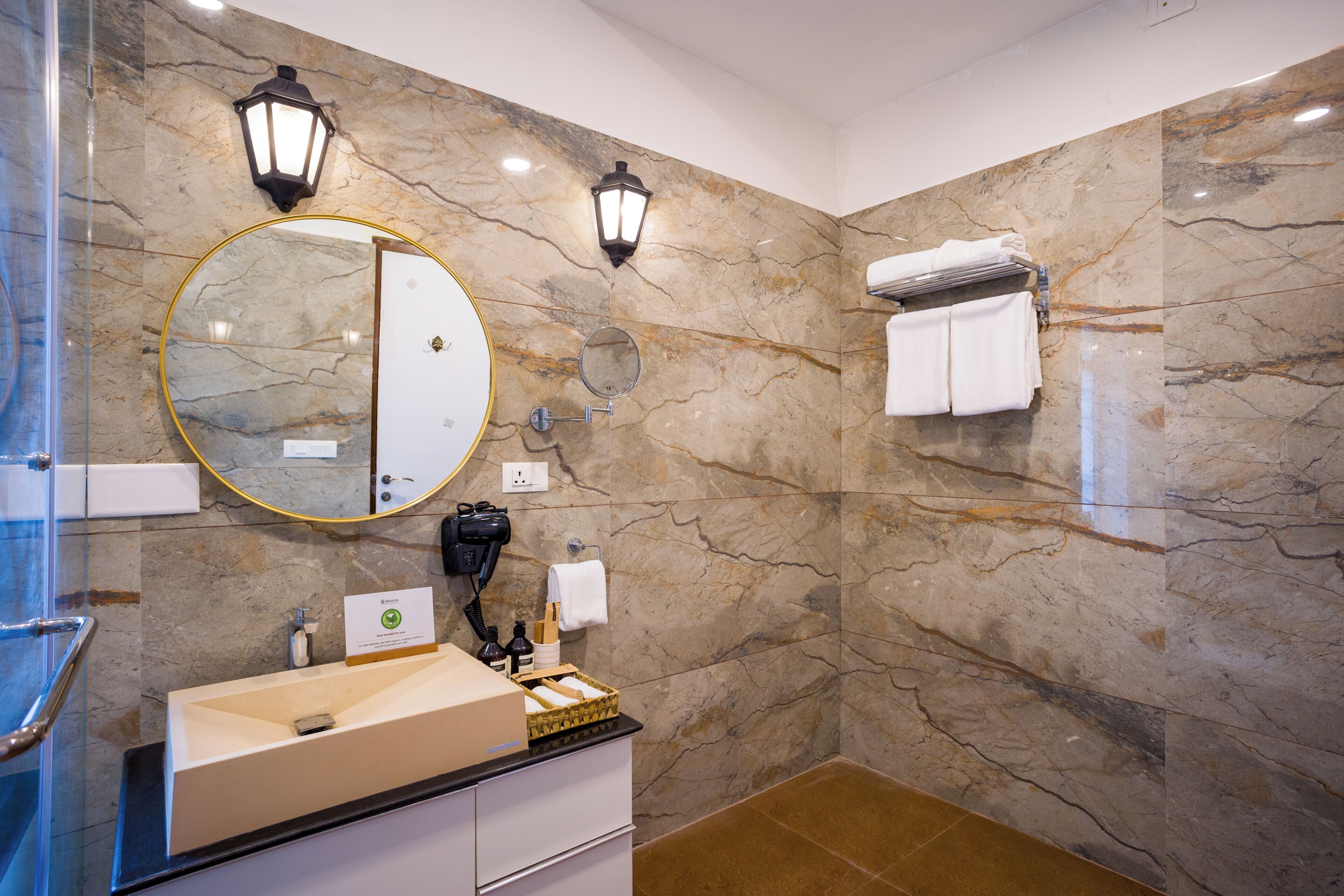 Villa, vue piscine | Salle de bain