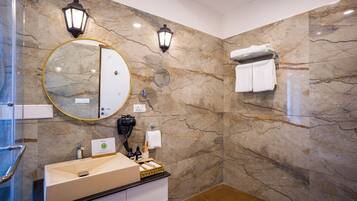 Villa, vue piscine | Salle de bain