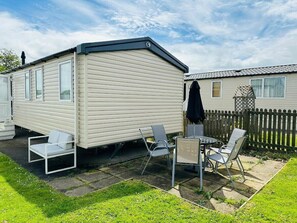 Outdoor dining - Unity Holiday Resort - Holiday Accommodation 15970 (Burnham-on-Sea)