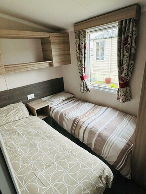 3 bedrooms, individually decorated, individually furnished, free WiFi - Unity Holiday Resort - Holiday Accommodation 15970 (Burnham-on-Sea)