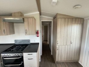 Cookware/dishes/utensils - Unity Holiday Resort - Holiday Accommodation 15970 (Burnham-on-Sea)