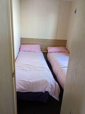 3 bedrooms, individually decorated, individually furnished, free WiFi - Seaview Caravan Park - Holiday Accommodation 15514 (Skegness)