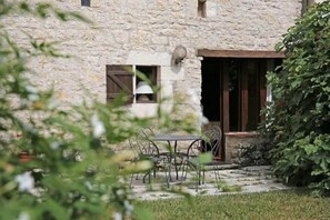 Outdoor dining - Very large authentic gite with charm ST Cirq Lapopie (Trespoux-Rassiels)