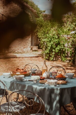 Outdoor dining - Very large authentic gite with charm ST Cirq Lapopie (Trespoux-Rassiels)