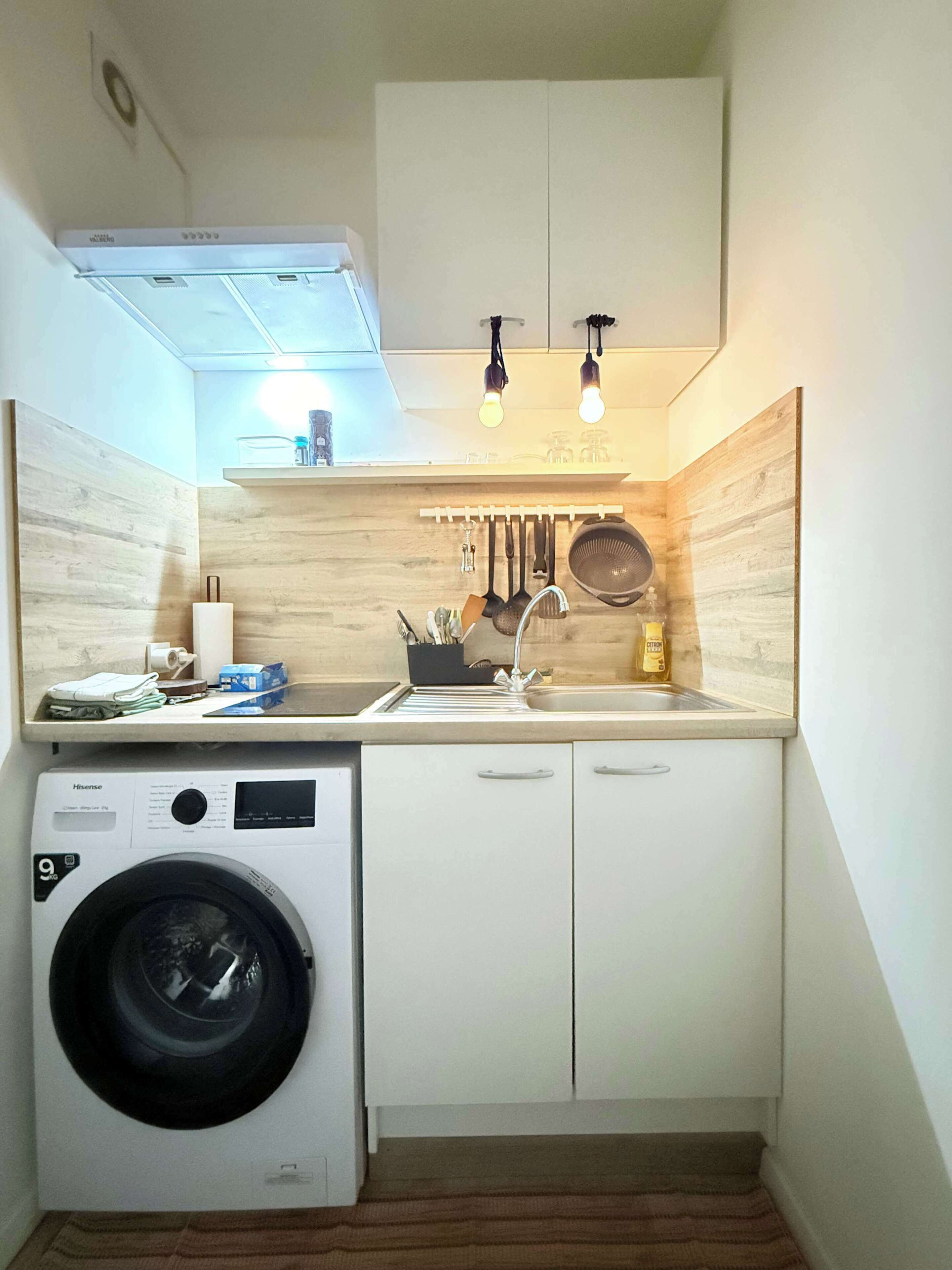 Coffee/tea maker, fridge, stovetop, electric kettle
