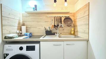 Coffee/tea maker, fridge, stovetop, electric kettle