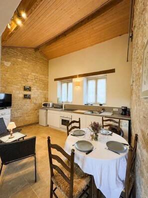 Fridge, microwave, oven, dishwasher - Authentic charming gite in Cahors (Trespoux-Rassiels)