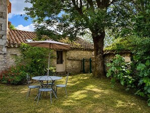 Outdoor dining - Authentic charming gite in Cahors (Trespoux-Rassiels)