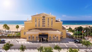 A hotel with a Mediterranean architectural style, a beach view, and a parking area. - AP Oriental Beach - Adults Only (Portimão)