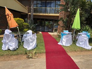 Outdoor dining - Room-luxurious Beachfront B&B in East Lo (East London)