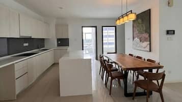 Deluxe suite, balkon, uitzicht op stad | Dineren