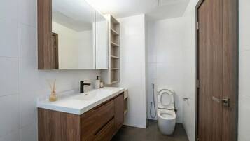 Suite Deluks, balkon, pemandangan kota | Kamar mandi