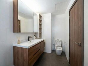 Deluxe-Suite, Balkon, Stadtblick | Badezimmer